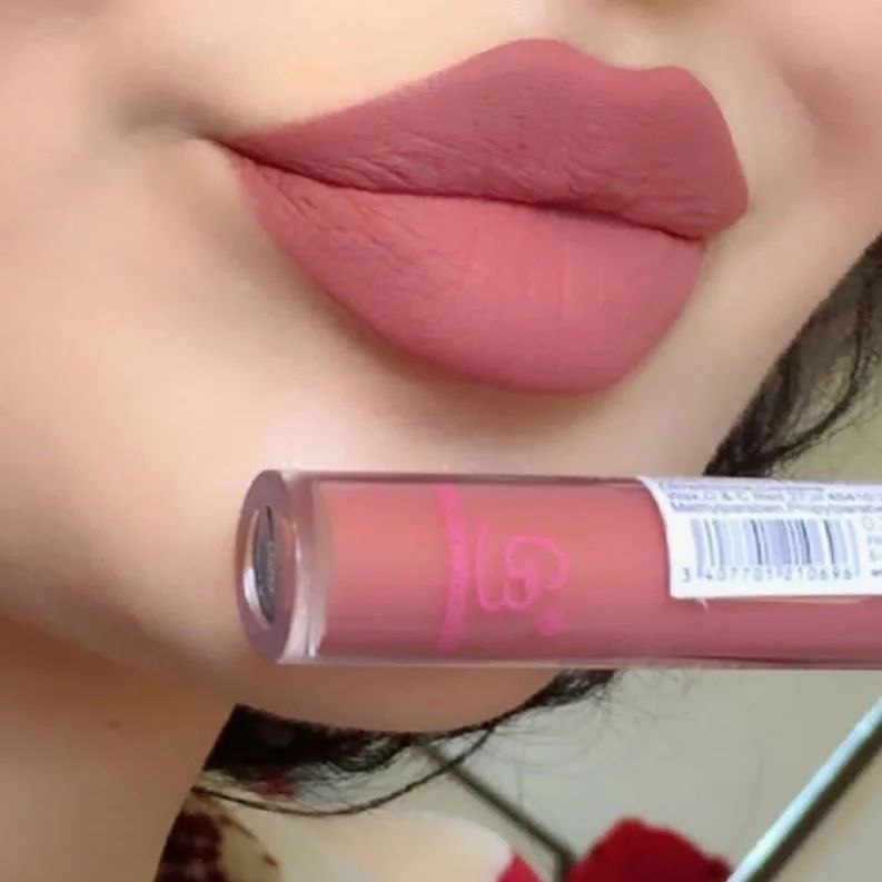 رژ لب مایع گلدن مود Golden Mood با تمرکز بر استفاده آسان و نتیجه طبیعی در گروه رژ؛ نمای شماره 4