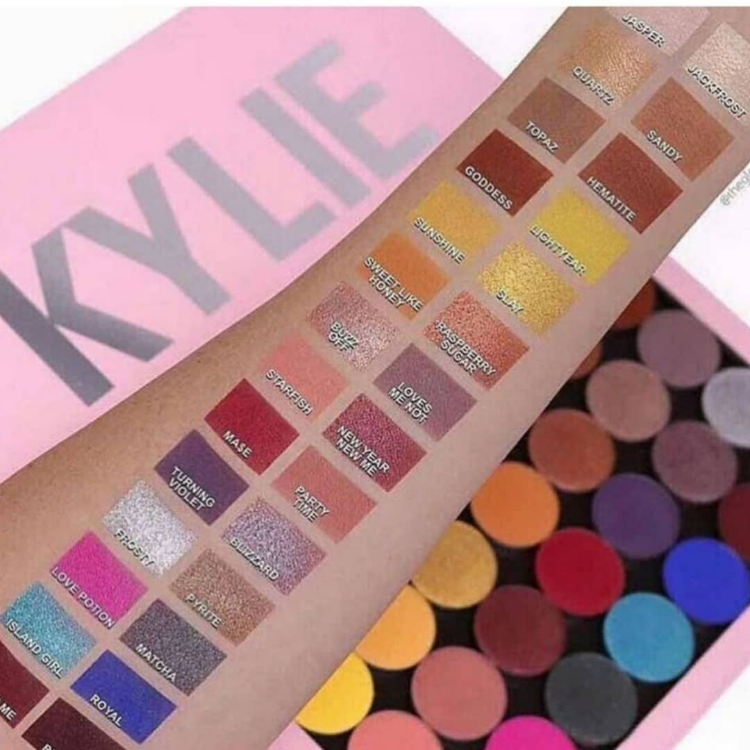 سایه کایلی KYLIE با تمرکز بر استفاده آسان و نتیجه طبیعی در گروه سایه
