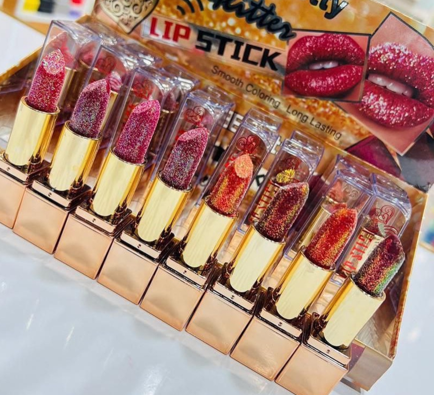 رژلب جامد شاین دار؛ گزینه‌ای مناسب برای تکمیل روتین زیبایی در گروه رژ؛ نمای شماره 4