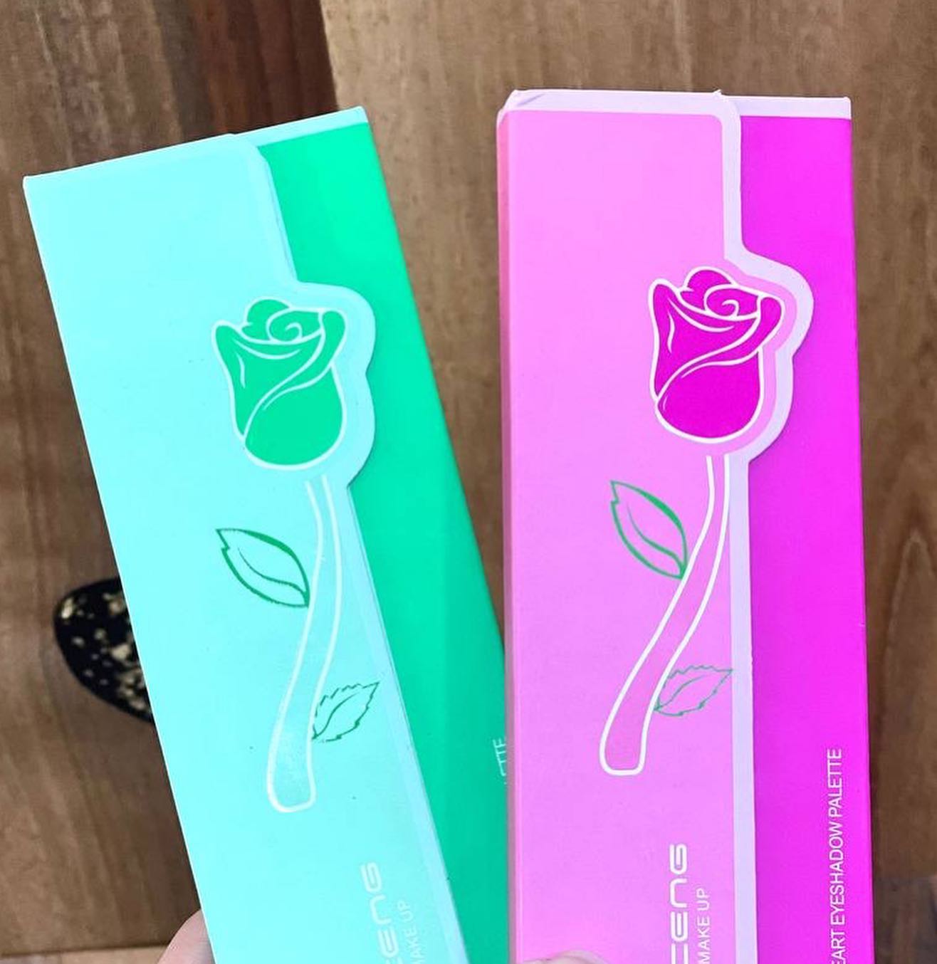 پالت سایه قلبی طرح گل 10 رنگ؛ گزینه‌ای مناسب برای تکمیل روتین زیبایی در گروه سایه؛ نمای شماره 2