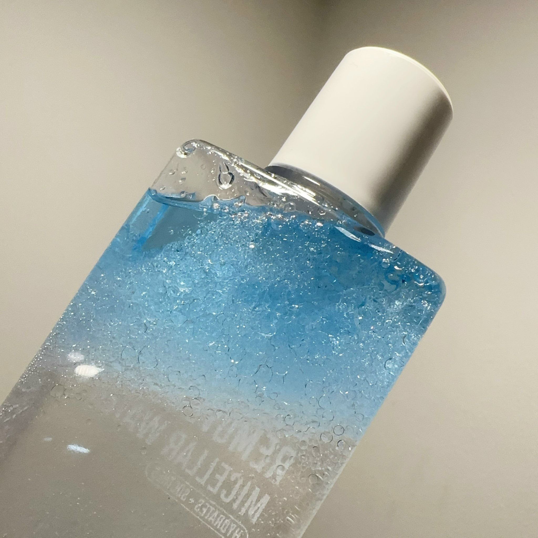 میسلار واتر دوفاز کاریته؛ گزینه‌ای مناسب برای تکمیل روتین زیبایی در گروه آرایش پاک کن؛ نمای شماره 2