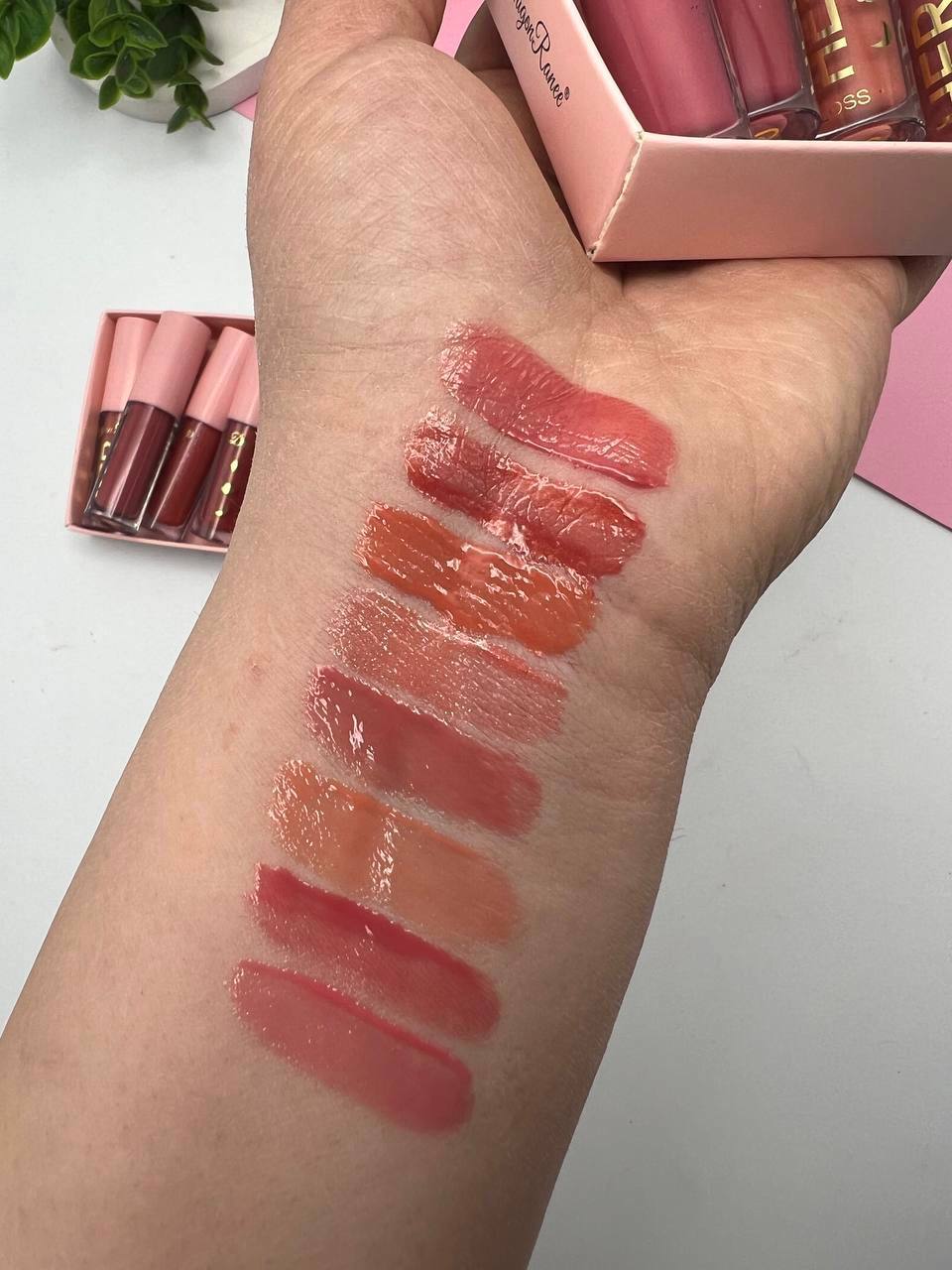 پک چهارتایی لیپ گلاس شاین دار با تمرکز بر استفاده آسان و نتیجه طبیعی در گروه رژ؛ نمای شماره 5